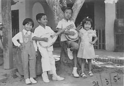 4 anh em 1954 Vinh Long.jpg (9548 bytes)